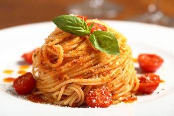 Crescono vegetariani e vegani in Italia, sono l'8% della popolazione Crescono vegetariani e vegani in Italia, sono l'8% della popolazione